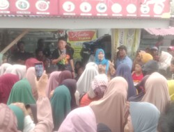 Calon DPR-RI Fraksi PAN Hj. Dewi Coryati Sapa Simpatisan Di Pantai Pengubaian
