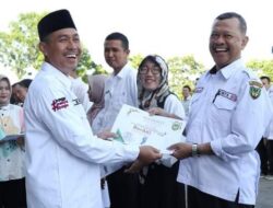 Sekda Bengkulu Selatan Beri Reward bagi ASN dan PHL di Sekretariat Daerah yang Dinilai Paling Ber-AKHLAK