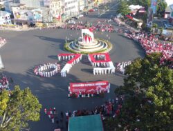 Ribuan Masyarakat Bengkulu Padati Kirab Bendera Merah Putih di Monumen Fatmawati