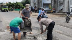 Di bawah Naungan Polres Bengkulu Tengah, Kapolsek Talang Empat Bersama Warga Perbaiki Jalan Rusak