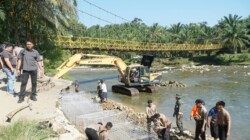 ‎Bupati Bengkulu Selatan Hadiri Langsung Kegiatan Gotong Royong Pemasangan Bronjong di Desa Sukarami Kecamatan Kedurang Ilir
