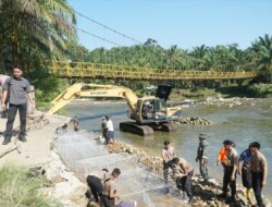 ‎Bupati Bengkulu Selatan Hadiri Langsung Kegiatan Gotong Royong Pemasangan Bronjong di Desa Sukarami Kecamatan Kedurang Ilir