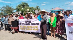 ‎Ratusan Warga Desa Pagar Dewa Tuntut Kejelasan Status Tanah Lapter 2, Bupati Bengkulu Selatan Janji Tindak Lanjuti Aspirasi Masyarakat