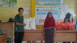 Alhamdulillah, Pemdes Air Kemang Salurkan Bantuan Pangan Beras dan Minyak Goreng Kepada 99 KPM, Warga Sambut Gembira