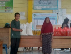 Alhamdulillah, Pemdes Air Kemang Salurkan Bantuan Pangan Beras dan Minyak Goreng Kepada 99 KPM, Warga Sambut Gembira