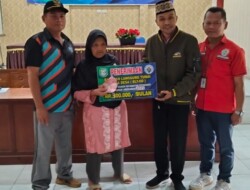 Pemdes Tebat Monok Bantu Warga Lewat BLT Dana Desa 2025